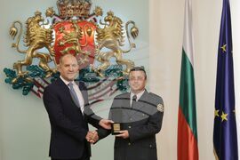 Румен Радев - служители от ГДПБЗН - военнослужещи - доброволци в борбата с пожарите - Почетен знак