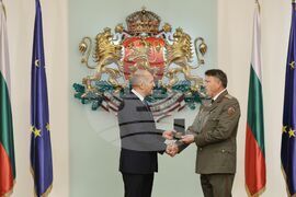 Румен Радев - служители от ГДПБЗН - военнослужещи - доброволци в борбата с пожарите - Почетен знак