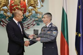 Румен Радев - служители от ГДПБЗН - военнослужещи - доброволци в борбата с пожарите - Почетен знак