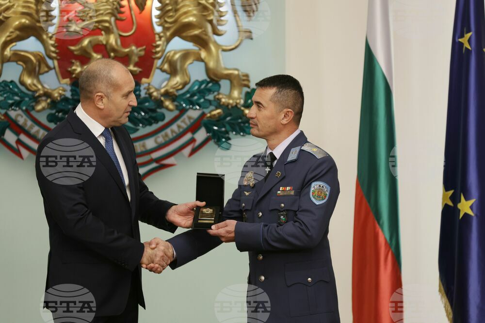 Head of State Bestows President's Badge of Honour on Distinguished Service in Fighting Summer Fires