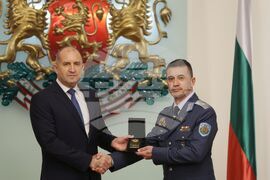 Румен Радев - служители от ГДПБЗН - военнослужещи - доброволци в борбата с пожарите - Почетен знак