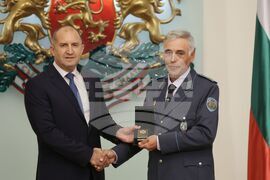 Румен Радев - служители от ГДПБЗН - военнослужещи - доброволци в борбата с пожарите - Почетен знак