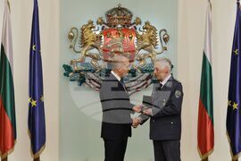 Румен Радев - служители от ГДПБЗН - военнослужещи - доброволци в борбата с пожарите - Почетен знак