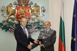 Румен Радев - служители от ГДПБЗН - военнослужещи - доброволци в борбата с пожарите - Почетен знак