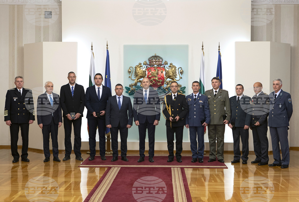 Държавният глава удостои с Почетния знак на президента отличили се в борбата с огнената стихия у нас през изминалото лято
