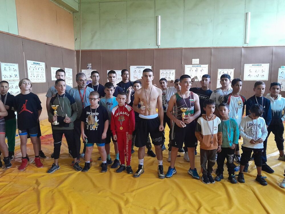 Община Ловеч: Отборът на ОУ „Св. св. Кирил и Методий“ победителят в общинското първенство по борба 