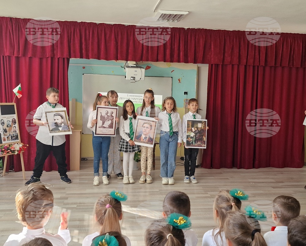 В навечерието на Деня на народните будители ученици гостуват в детски градини в Разград