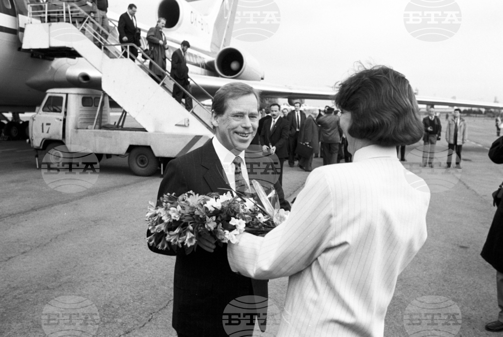 Sculpture Dedicated to Czech President Havel to Be Unveiled in Sofia