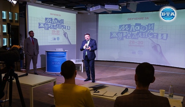 Генералният директор на БТА Кирил Вълчев връчи сертификати на участниците в третото обучение за млади журналисти 