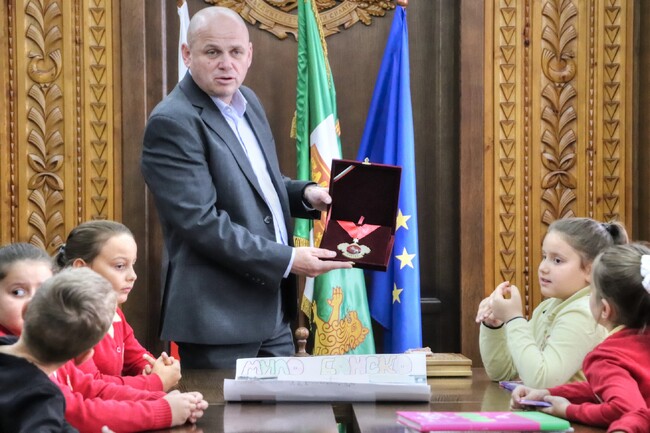 Община Банско: Второкласници опознават символите