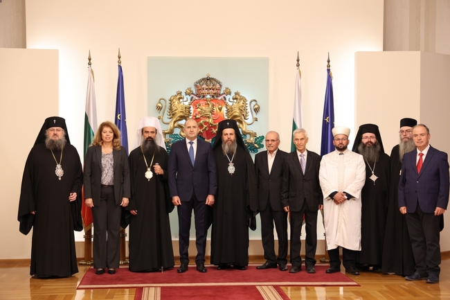 БПЦ-БП: Митрополит Серафим бе удостоен с Почетния знак на президента на Република България