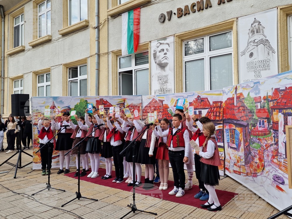 Ученици от Основно училище „Васил Левски“ в Разград празнуваха в навечерието на Деня на народните будители