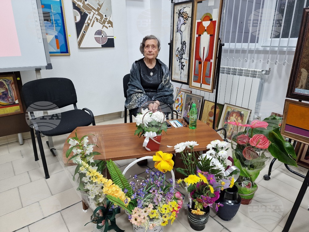 Иваничка Маджарова представи новия си сборник с разкази „По прашните друмища на живота” в Разградската библиотека