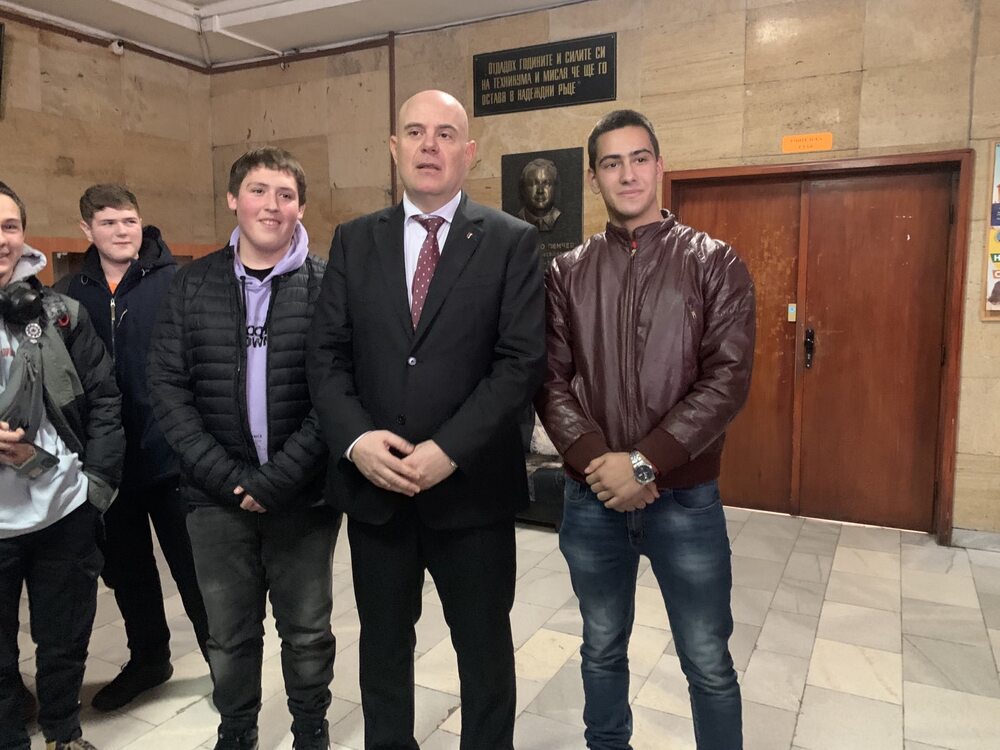 Асоциация на прокурорите в България: Главният прокурор Иван Гешев пред ученици от професионална гимназия „Хенри Форд“: За да живеете по-добре, трябва да имате усещане за общност и уважение към институциите