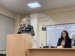 Снимка: Асоциация на прокурорите в България - Иван Гешев пред ученици от професионална гимназия „Хенри Форд“