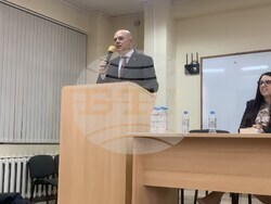 Снимка: Асоциация на прокурорите в България - Иван Гешев пред ученици от професионална гимназия „Хенри Форд“
