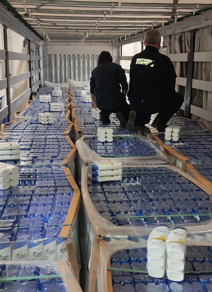 Агенция „Митници“: Близо 53 000 „маркови“ шампоана задържаха митническите служители в района на ГКПП Дунав мост при Русе