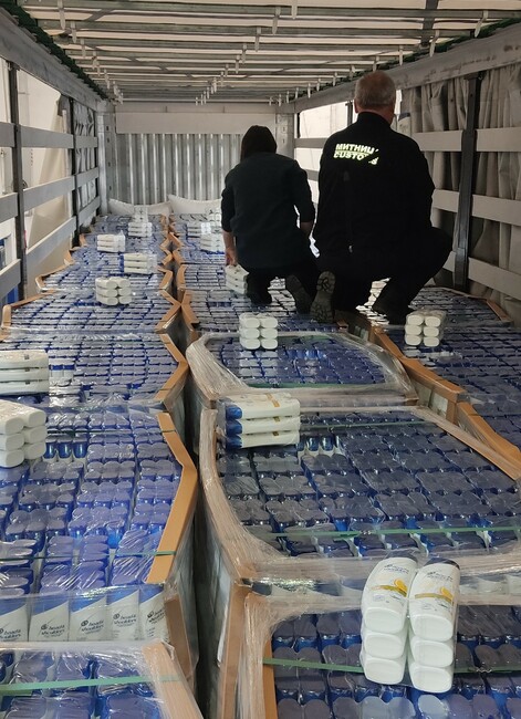 Близо 53 000 шампоана с лого на световноизвестна търговска марка задържаха митничари на "Дунав мост" при Русе