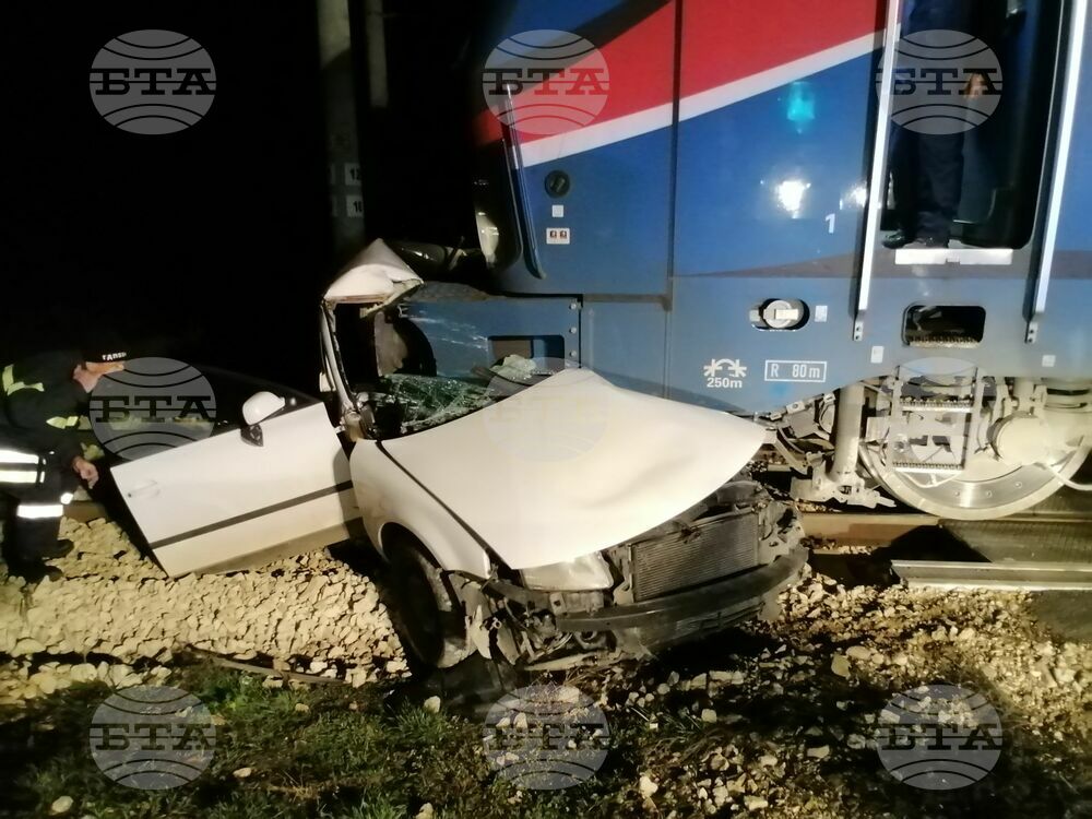 Влак е блъснал автомобил на жп прелеза в шуменското село Велино