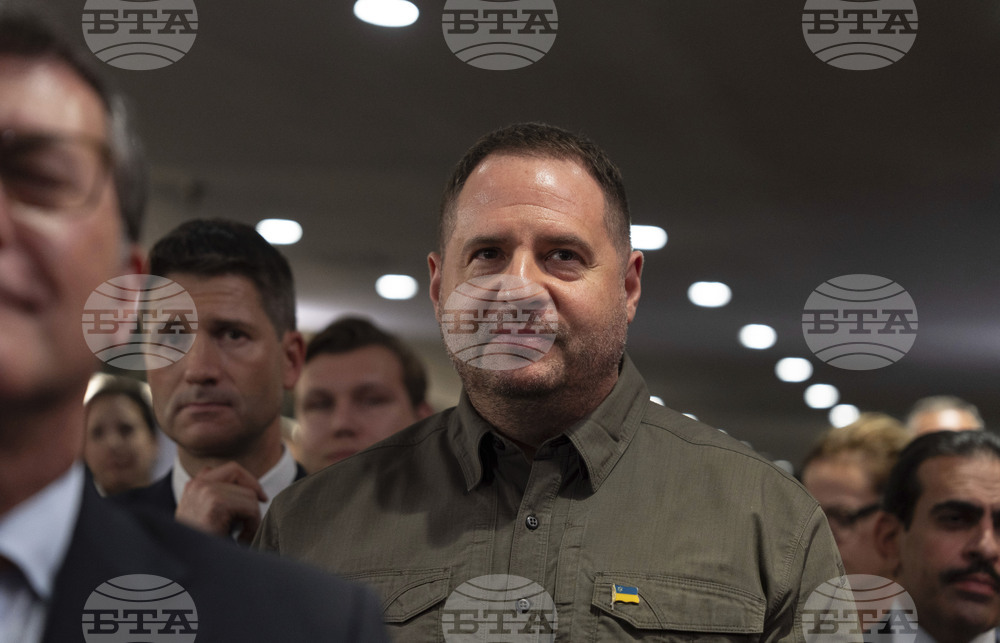 Андрий Ермак заяви, че сътрудничи на украинските антикорупционни власти, които претърсват дома му