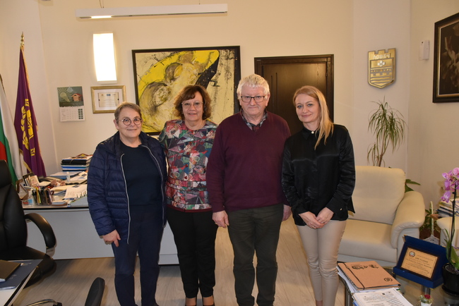 Община Ловеч: Работна среща при кмета на Ловеч уточни изявите с побратимения град Лавал, Франция