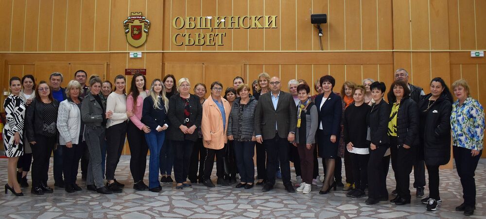 В навечерието на Деня на народните будители кметът на община Разград Добрин Добрев поздрави председателите и секретарите на читалищата в общината 