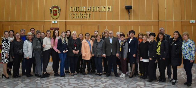 В навечерието на Деня на народните будители кметът на община Разград Добрин Добрев поздрави председателите и секретарите на читалищата в общината