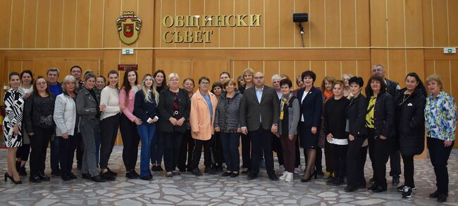 В навечерието на Деня на народните будители кметът на община Разград Добрин Добрев поздрави председателите и секретарите на читалищата в общината