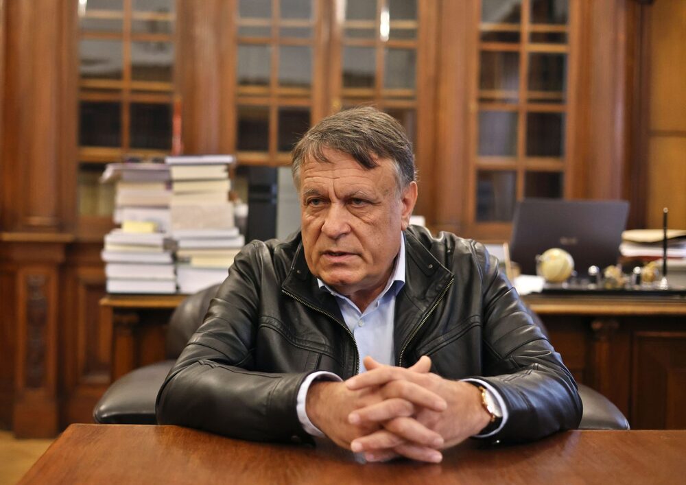 Ако днес има с какво да се гордеем, това се дължи на тихата работа на просветителите, казва пред "Аз-буки" ректорът на Софийския университет