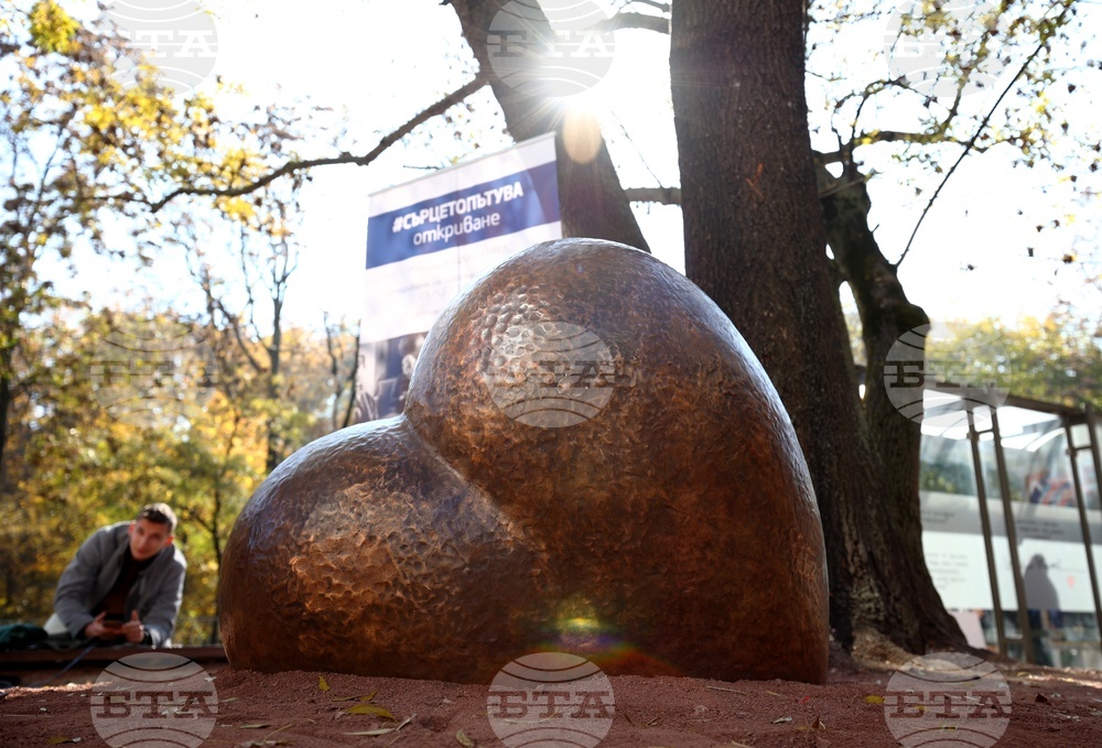 Площад „Вацлав Хавел“ - скулптура