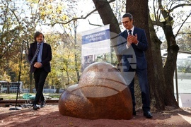 Площад „Вацлав Хавел“ - скулптура