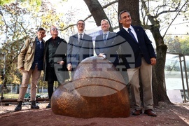 Площад „Вацлав Хавел“ - скулптура