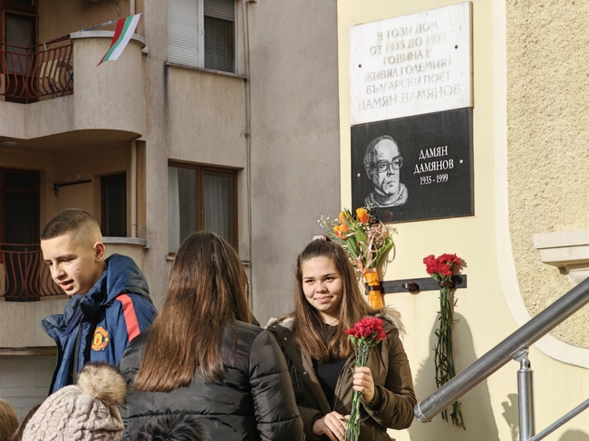 С рецитаторски конкурс „Магията на Дамяновото слово“ Хуманитарната гимназия в Сливен чества своя патронен празник