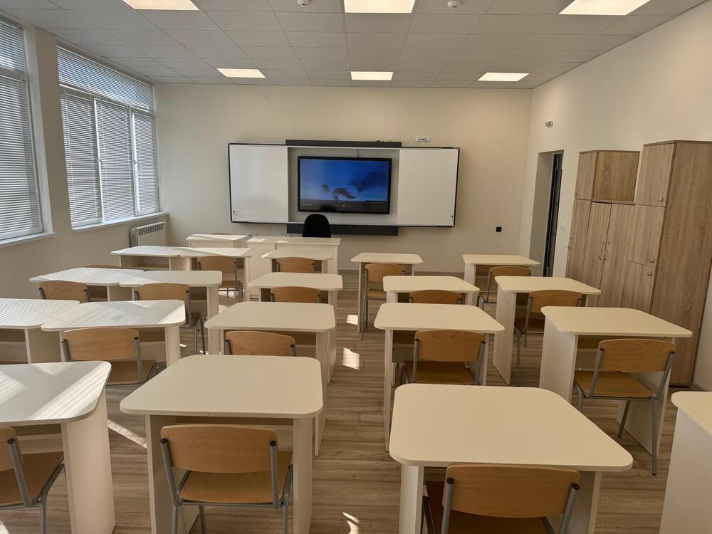 КЗК образува открити производства срещу МОН по жалби срещу решение за доставка и гаранционен сервиз на мултимедийни системи