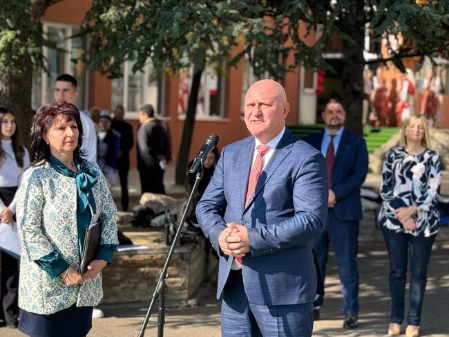 Министър Цоков откри нова училищна сграда за близо 250 ученици в Благоевград