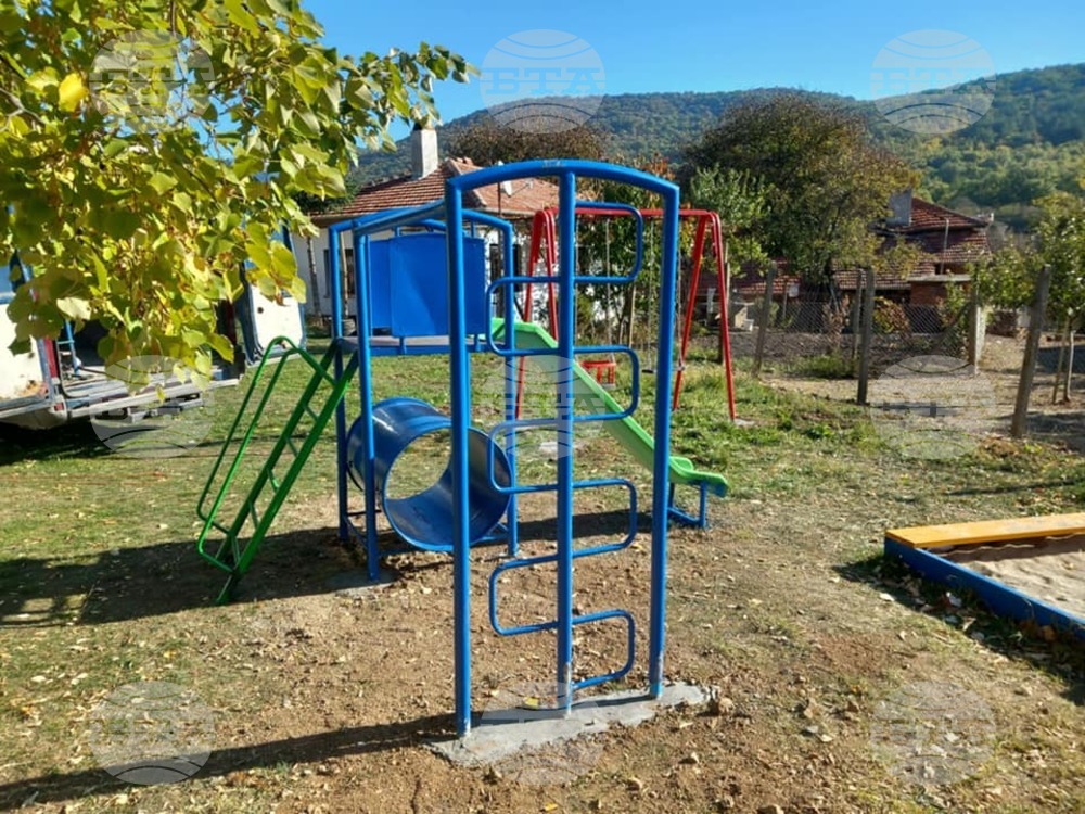 Звено ОДАП при Община Стара Загора преобрази детската площадка в с. Ново село