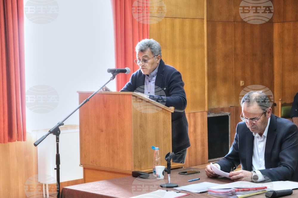 Стадионът в град Добринище да бъде придобит от Община Банско и да стане публична общинска собственост решиха общинските съветници в Банско