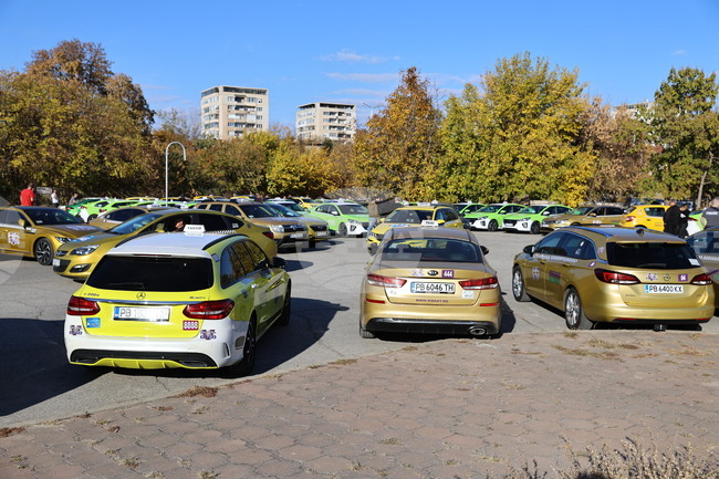 Над 1000 таксиметрови автомобила от Пловдивска област се събраха на протест срещу високите цени на застраховката "Гражданска отговорност"