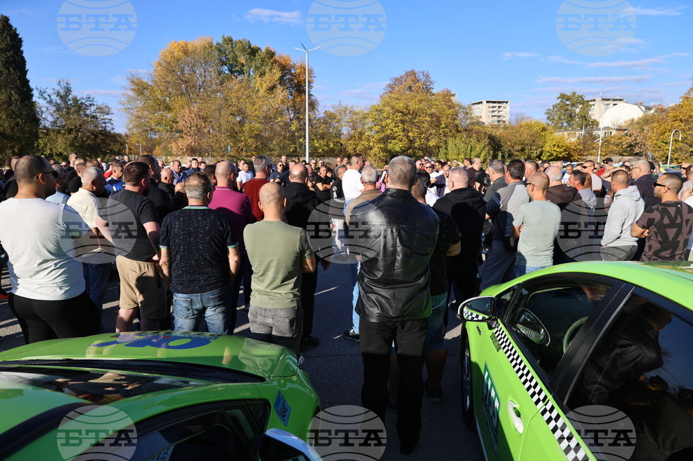 Таксиметрови шофьори от няколко града излязоха на протест в Пловдив заради поскъпването на застраховката "Гражданска отговорност"