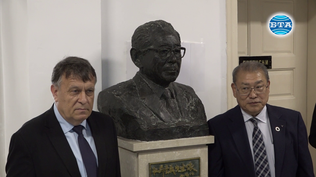 В Центъра за източни езици и култури към Софийския университет беше открит паметник на проф. Шигейоши Мацумае - основател на Токайския университет