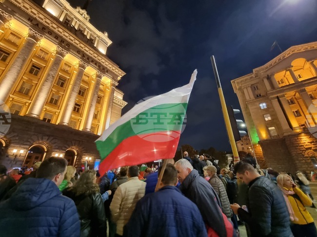 За трети пореден ден протестиращи настояват за касиране на изборите