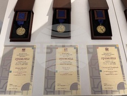 Ректорът на НХА проф. Георги Янков  удостои шестима професиори доайени на академията с почетния знак на академията „Св. Пимен Зографски“ – огърлие със синя лента и грамота. Снимка: НХА