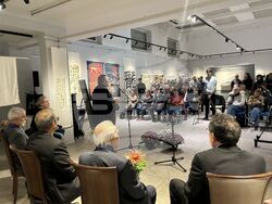 Ректорът на НХА проф. Георги Янков  удостои шестима професиори доайени на академията с почетния знак на академията „Св. Пимен Зографски“ – огърлие със синя лента и грамота. Снимка: НХА