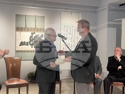 Ректорът на НХА проф. Георги Янков  удостои шестима професиори доайени на академията с почетния знак на академията „Св. Пимен Зографски“ – огърлие със синя лента и грамота. Снимка: НХА