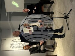 Ректорът на НХА проф. Георги Янков  удостои шестима професиори доайени на академията с почетния знак на академията „Св. Пимен Зографски“ – огърлие със синя лента и грамота. Снимка: НХА