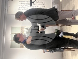 Ректорът на НХА проф. Георги Янков  удостои шестима професиори доайени на академията с почетния знак на академията „Св. Пимен Зографски“ – огърлие със синя лента и грамота. Снимка: НХА