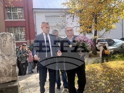 Ректорът на НХА проф. Георги Янков  удостои шестима професиори доайени на академията с почетния знак на академията „Св. Пимен Зографски“ – огърлие със синя лента и грамота. Снимка: НХА