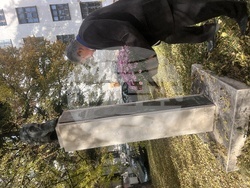 Ректорът на НХА проф. Георги Янков  удостои шестима професиори доайени на академията с почетния знак на академията „Св. Пимен Зографски“ – огърлие със синя лента и грамота. Снимка: НХА