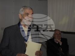 Ректорът на НХА проф. Георги Янков  удостои шестима професиори доайени на академията с почетния знак на академията „Св. Пимен Зографски“ – огърлие със синя лента и грамота. Снимка: НХА