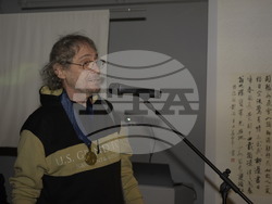 Ректорът на НХА проф. Георги Янков  удостои шестима професиори доайени на академията с почетния знак на академията „Св. Пимен Зографски“ – огърлие със синя лента и грамота. Снимка: НХА